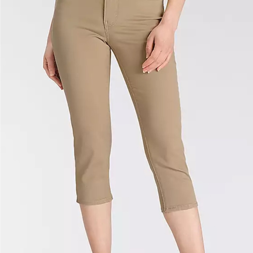 Levi's 311 shaping Women's Tan capris
